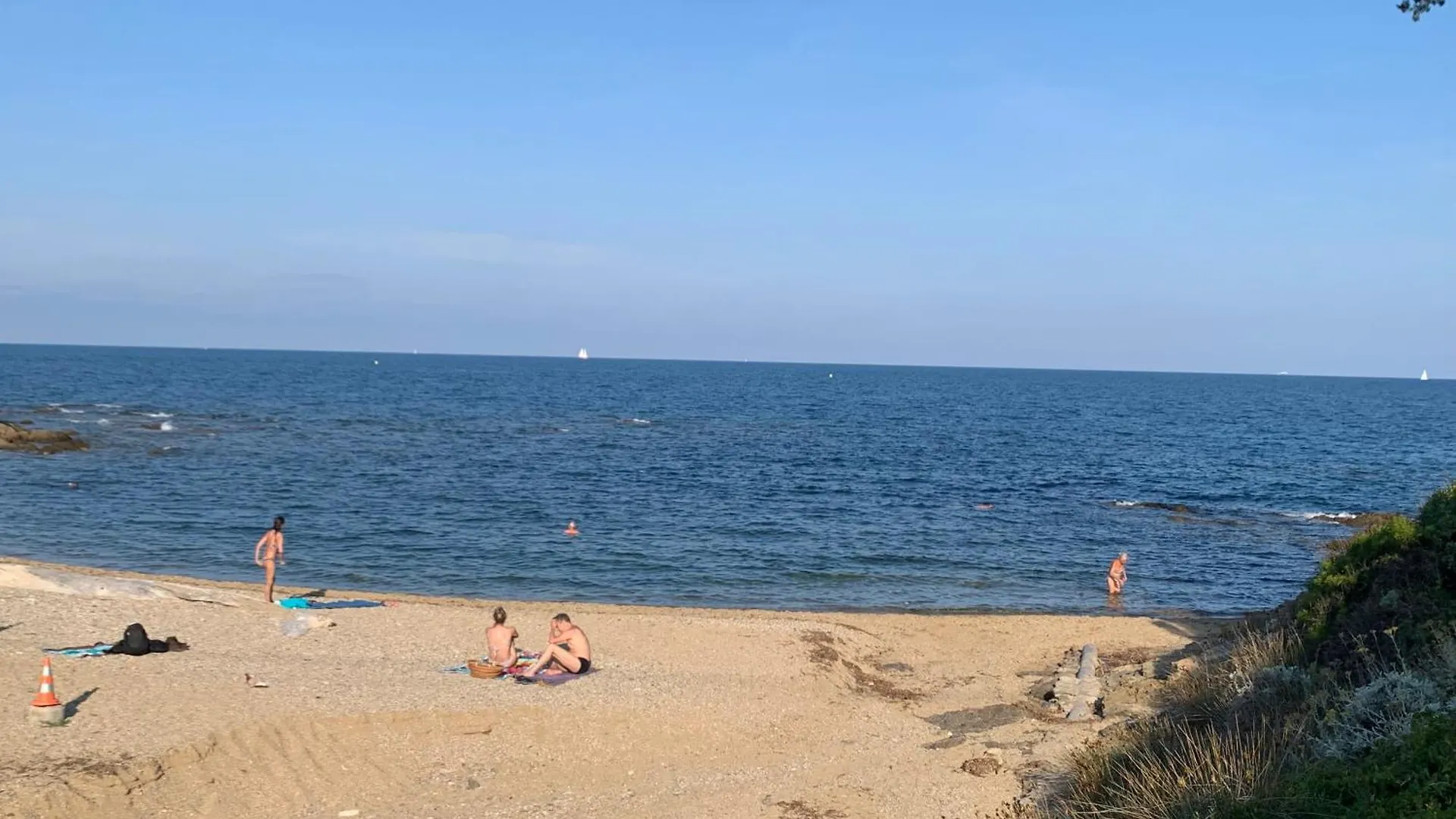 Au Bord De La Mer contacts