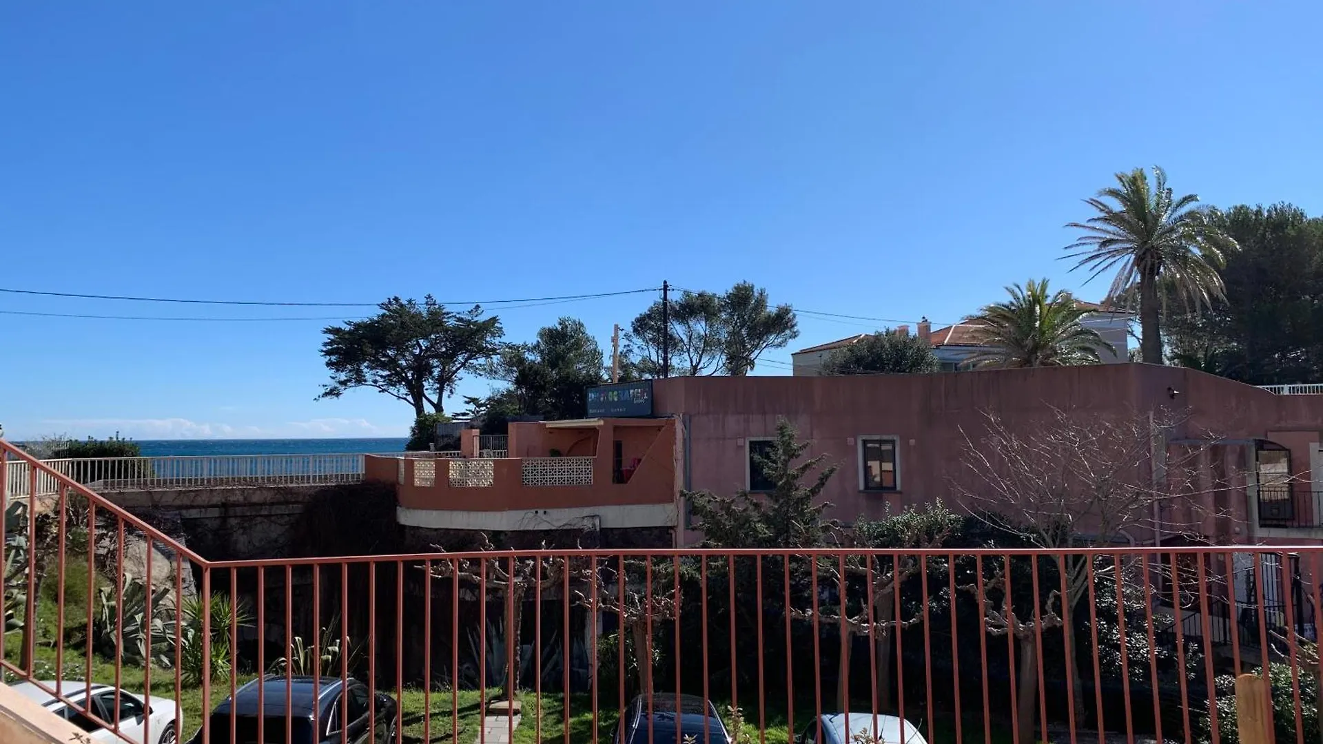 Apartment Au Bord De La Mer Saint Aygulf